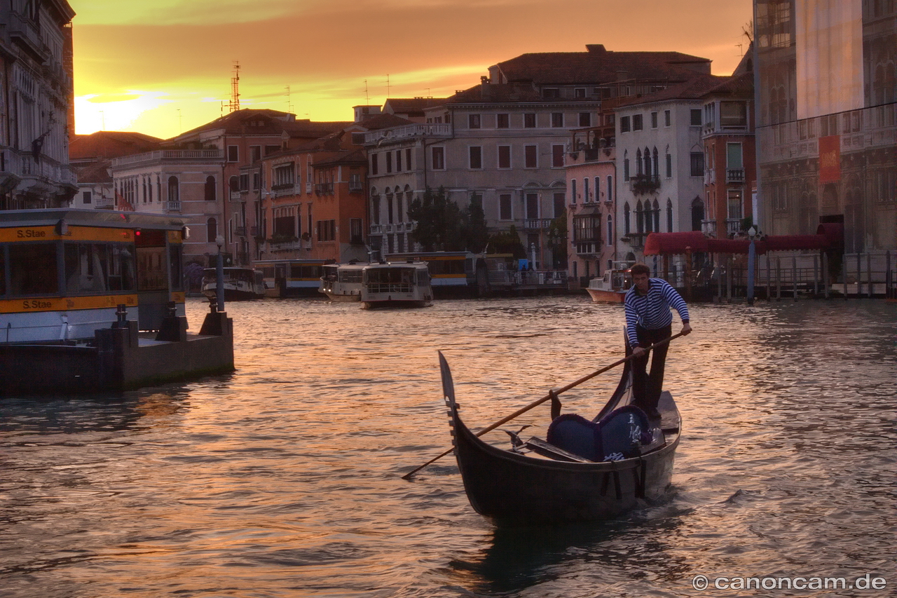 Venedig - Gondel auf dem Canal Grande im Sonnenuntergang - HDR