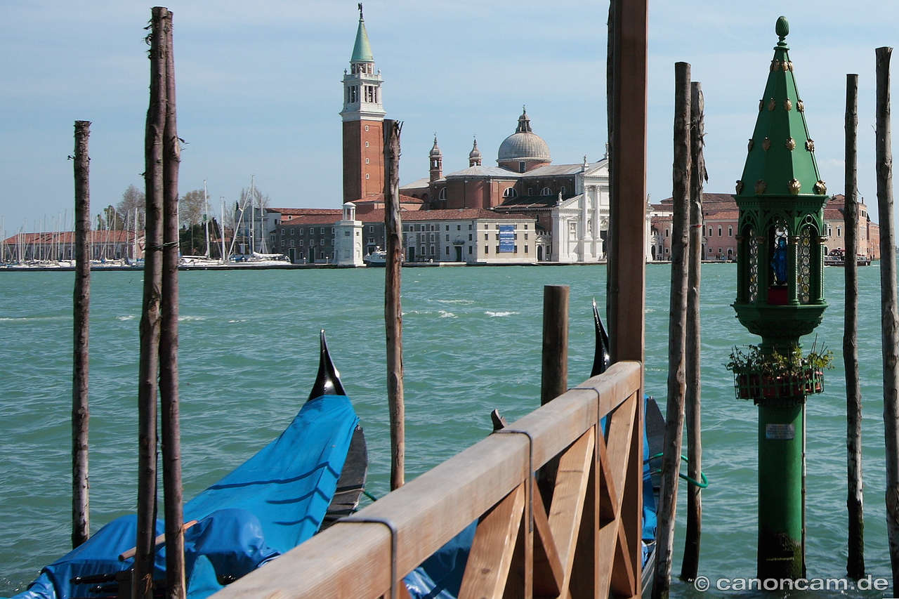 Venedig - Blick auf San Giorgio Maggiore mit grünem Gondel-Schrein