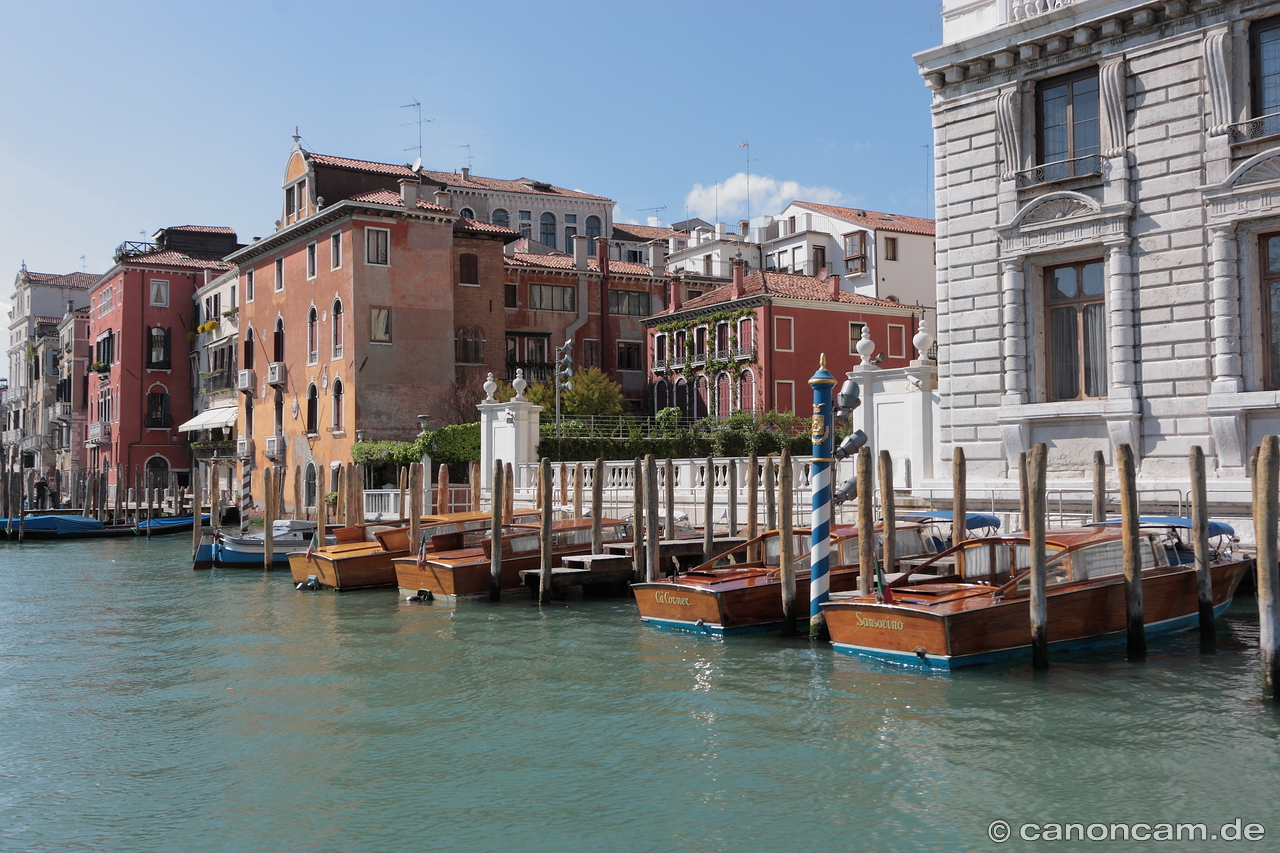 Venedig - Boote am Ufer des Canal Grande