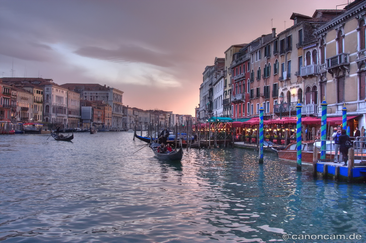 Venedig - Gondel auf dem Canal Grande im Abendrot