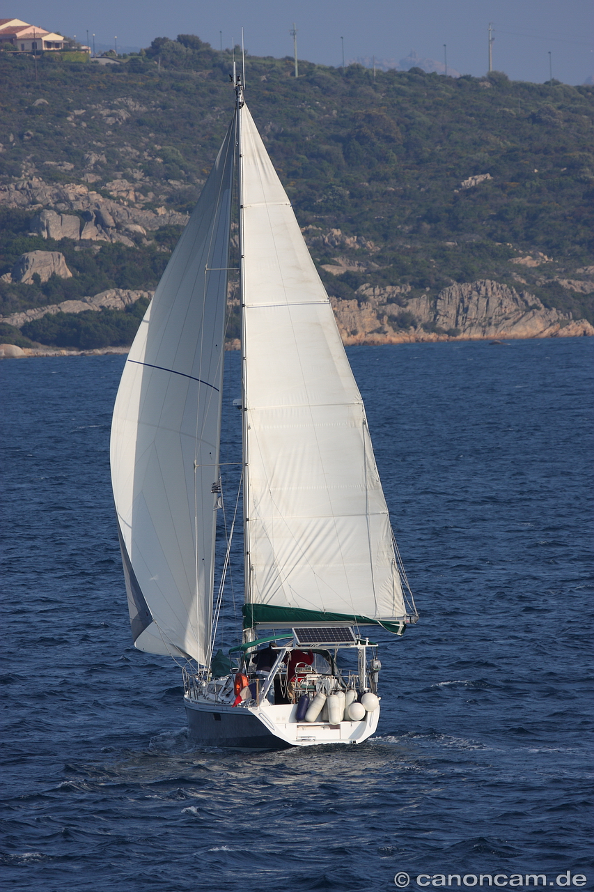 Segelboot zwischen Palau und La Maddalena