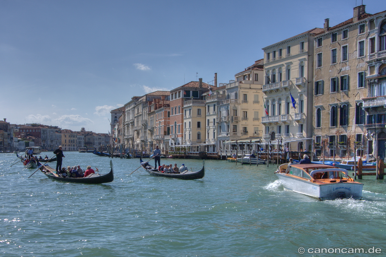 Venedig - Gondeln auf dem Canal Grande im Sonnenschein - HDR