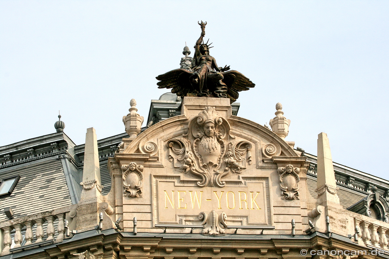 Statue auf New York Haus